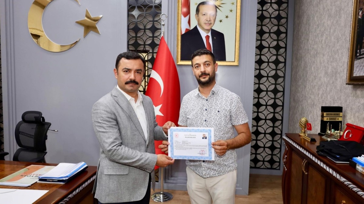 Sağlık Bakım Hizmetleri Müdürü Abdullah Akkaş'a başarı belgesi