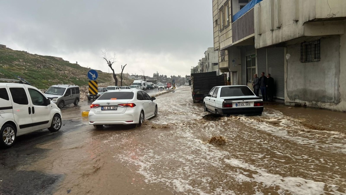 Şanlıurfa’da etkili olan yoğun yağış hayatı olumsuz etkiledi  - Videolu Haber