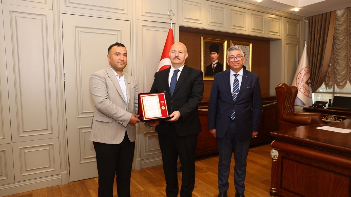 Vali Abdullah Küçük’ten Hayırsever Karakuş’a Altın Madalya takdimi