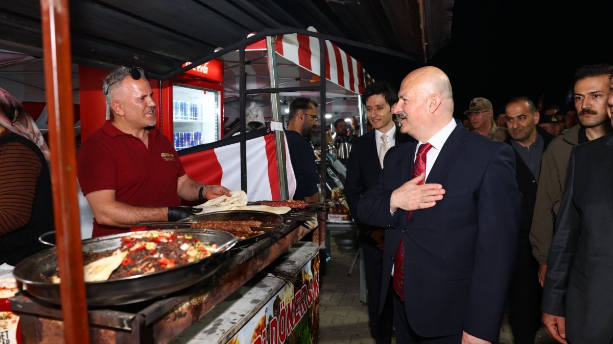 Vali Küçük, MotoFest alanındaki esnafı ziyaret etti