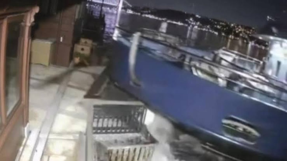 İstanbul Kandilli'de Tarihi Yalıya Yolcu Vapuru Çarptı